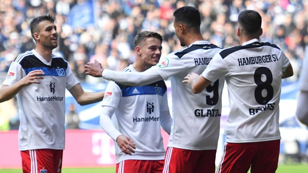 Verdiente Führung: Die Mitspieler beglückwünschen Robert Glatzel (2.r.) für seinen Treffer zum 1:0.