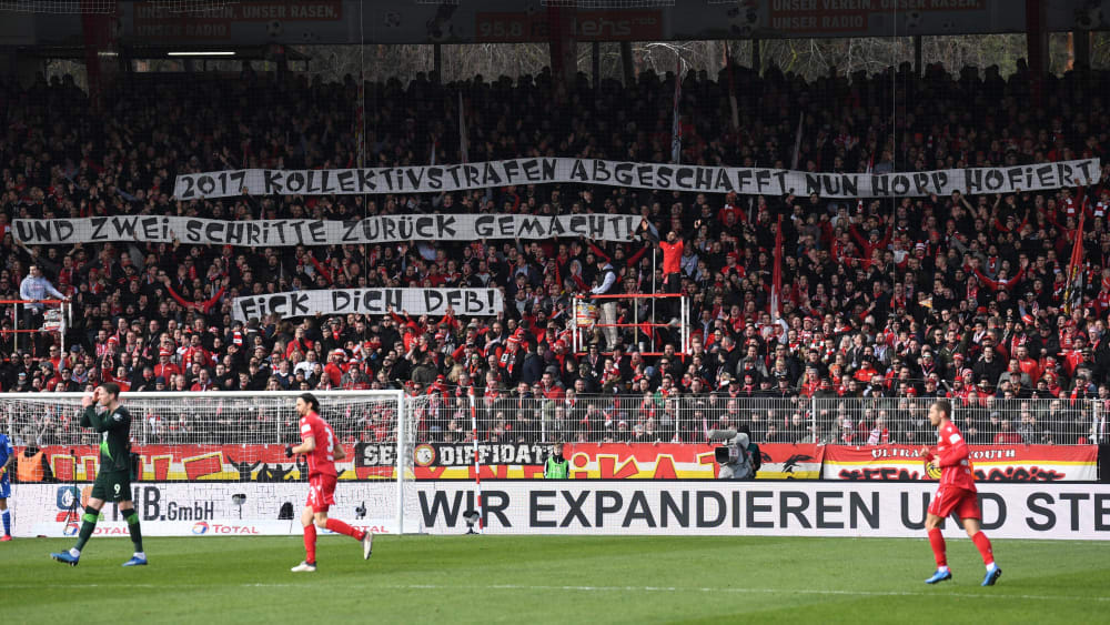 Daf&#252;r gibt es auch weiterhin Strafen, aber keine Spielunterbrechungen mehr: Anti-DFB-Banner von Union-Berlin-Fans gegen Wolfsburg.