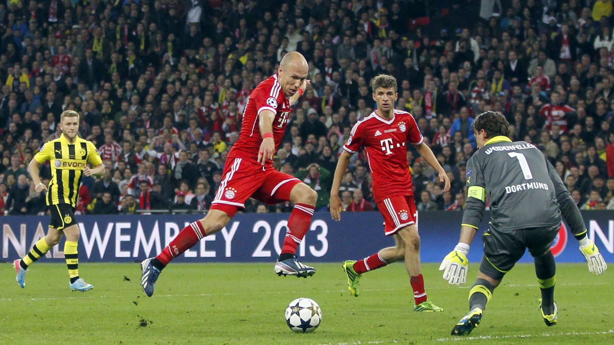 Arjen Robben trifft im CL-Finale gegen Dortmund.