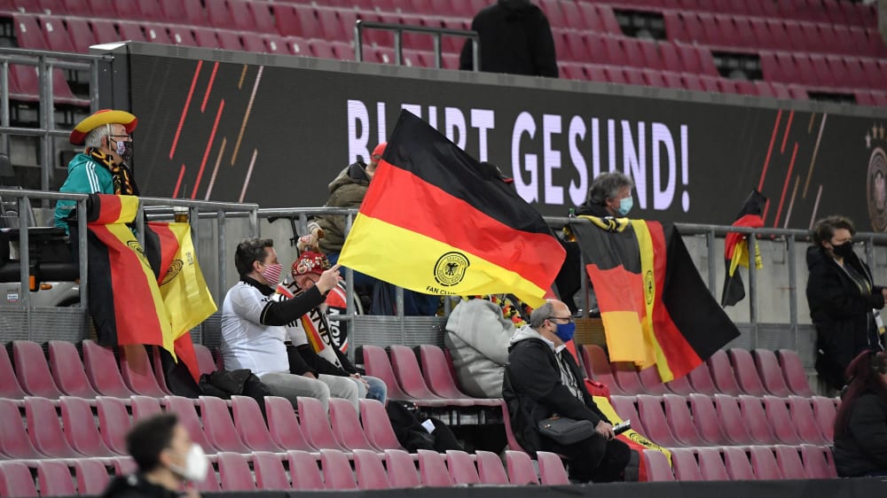 Kaum Zuschauer im Stadion, wenig Interesse vor den TV-Ger&#228;ten: Deutsche Fans beim L&#228;nderspiel gegen die T&#252;rkei.