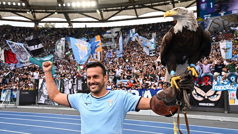 Lazios Liebling: Pedro mit dem Vereinsadler nach dem Sieg gegen Empoli.