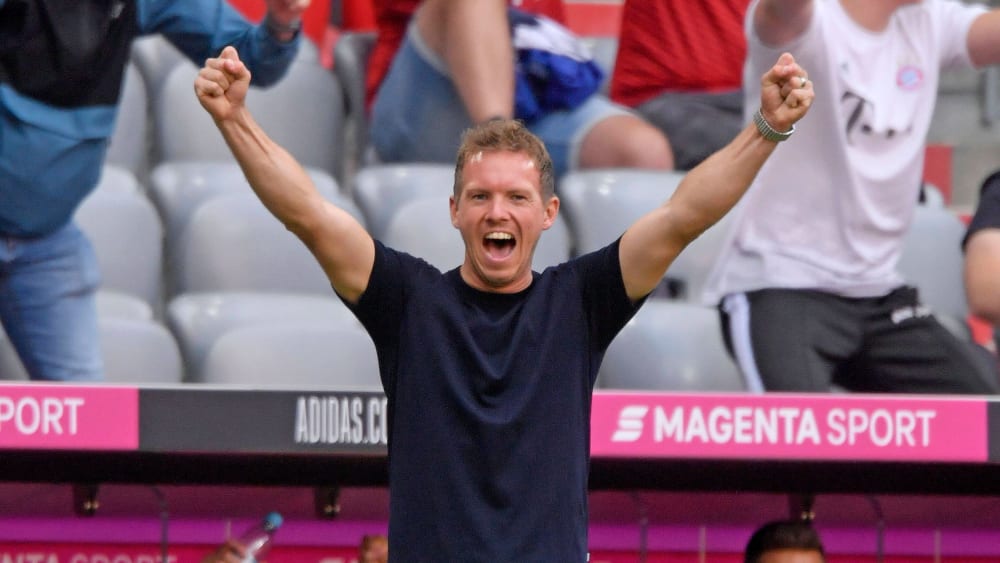 Bayerns Trainer Julian Nagelsmann freut sich über die Leistung von Leroy Sané.