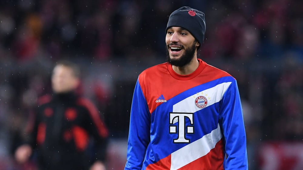 Beste Laune: Noussair Mazraoui beim Aufwärmen im Dress des FC Bayern vorm Rückspiel gegen PSG.