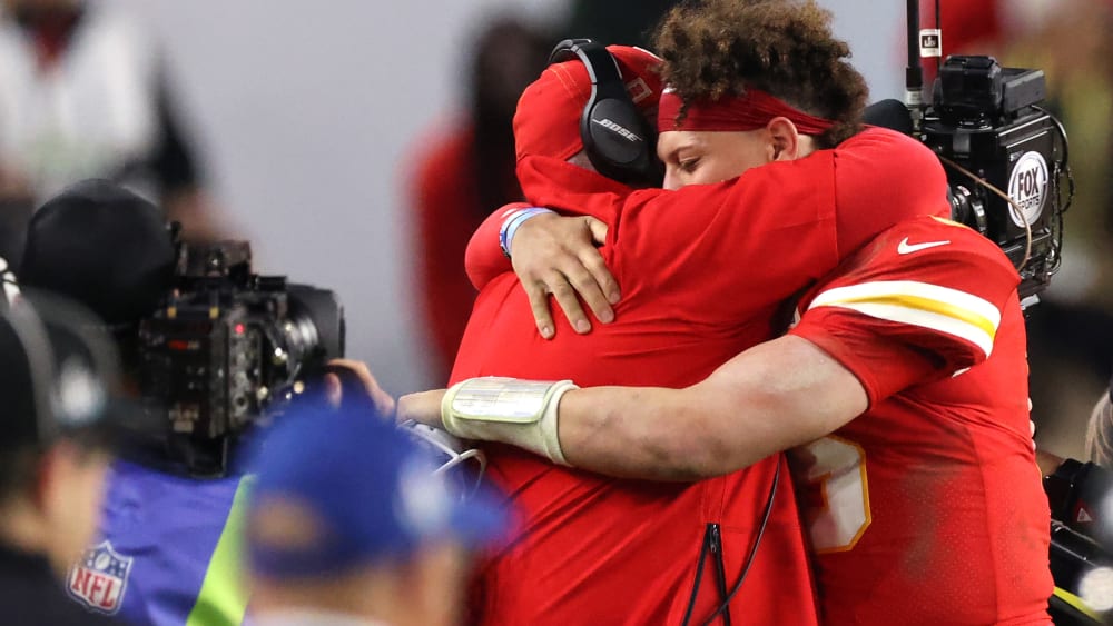 Am Ziel angekommen: Chiefs-Quarterback Patrick Mahomes und Trainer Andy Reid umarmen sich nach dem Super-Bowl-Sieg.