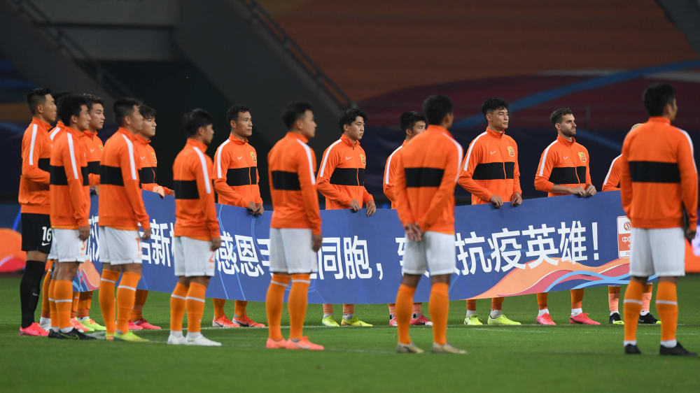 Gedenkminute vor dem Auftakt: die Spieler von Wuhan Zall FC.