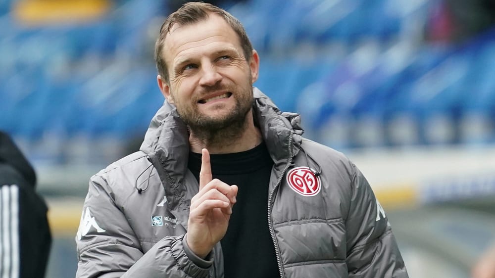 Der Mainzer Coach Bo Svensson hebt vor dem Spiel in Bremen warnend den Zeigefinger.