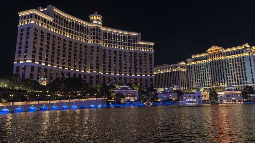 Das Bellagio mitten in Las Vegas: Dieses luxuri&#246;se Casino-Resort direkt am Las Vegas Strip bietet Blick auf einen drei Hektar gro&#223;en See mit tanzenden Springbrunnen.