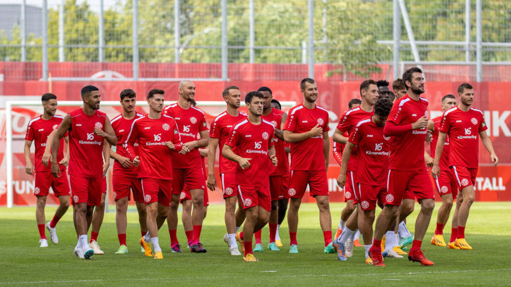 Die Mainzer beim Trainingsauftakt am späten Sonntagnachmittag.