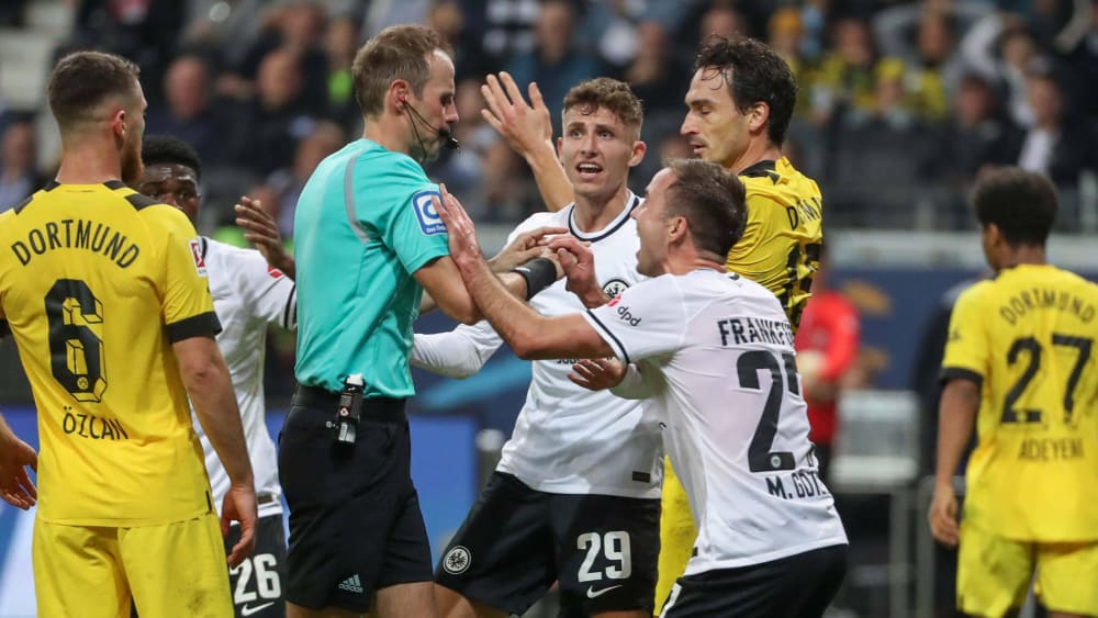 Im Mittelpunkt: Referee Sascha Stegemann hat den Frankfurter einen klaren Elfmeter verweigert.