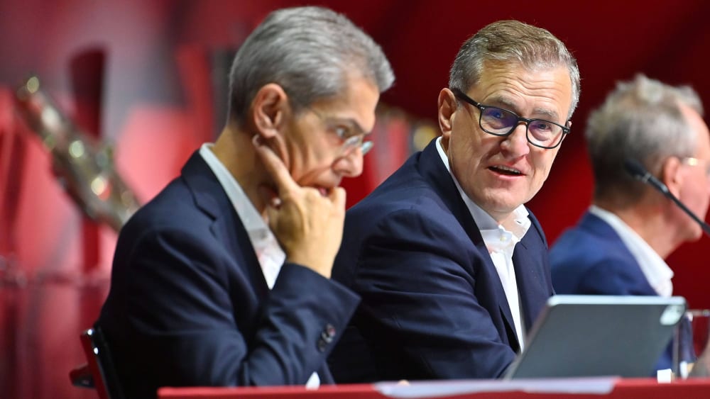 Bayerns Finanzvorstand Michael Diederich (li.) wird bei der DFL durch Bayerns CEO Jan-Christian Dreesen ersetzt.