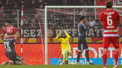 Der späte Ausgleich: Kaua Santos und Rasmus Kristensen schlagen die Hände über ihre Köpfe.