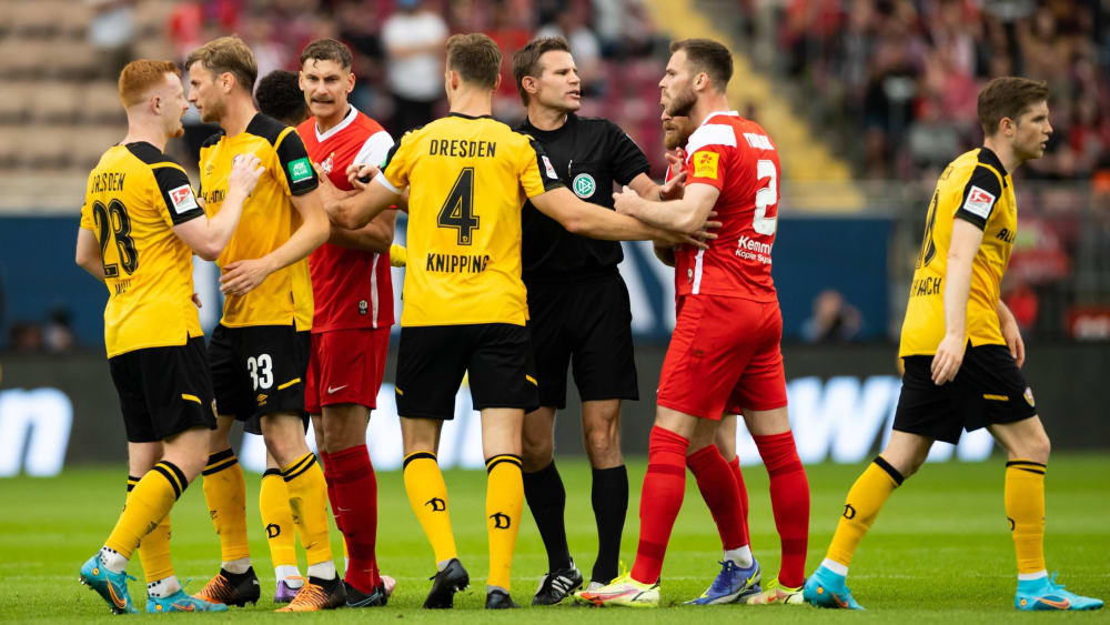 Muss die Rudelbildung zwischen Spielern von Dresden und Kaiserslautern beenden: Schiedsrichter Felix Brych.