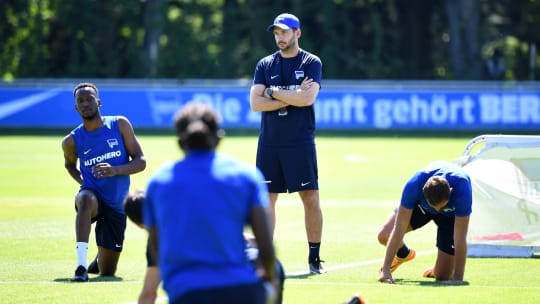 Erste Einheit auf dem Platz: Herthas neuer Trainer Sandro Schwarz