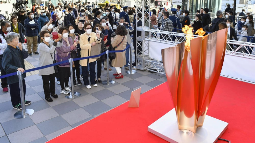 Sorgte in Sendai f&#252;r eine lange Schlange: Das olympische Feuer nach der Ankunft in Japan.  