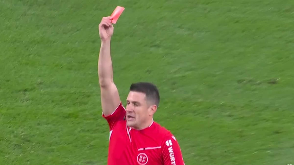 Rayo-Mittelfeldmann-Ciss-sieht-glatt-Rot-nach-brutalem-Tritt