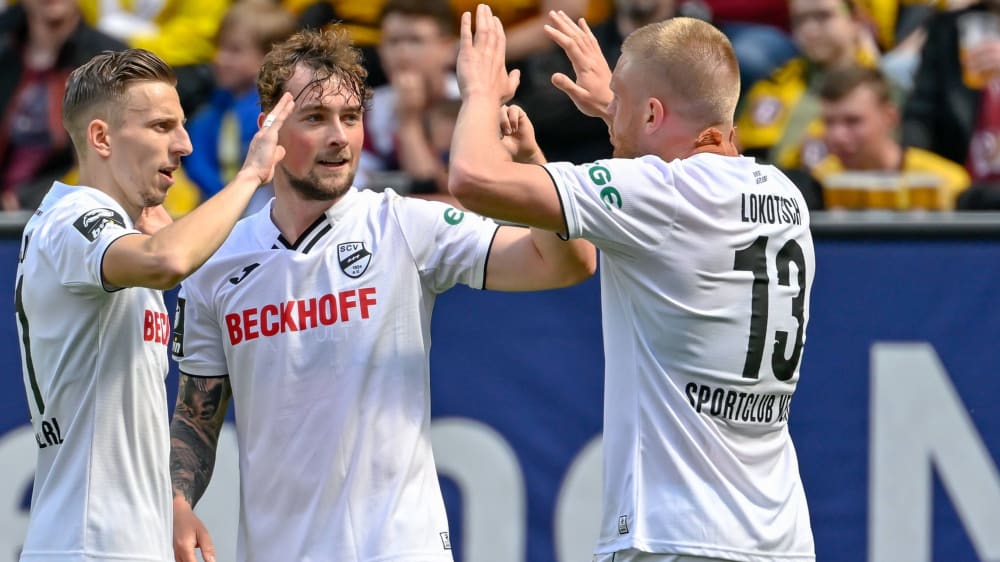 Nico Ochojski, Yari Otto und Lars Lokotsch (v. li. n. re.) jubeln über den Verler Siegtreffer gegen Dynamo Dresden.