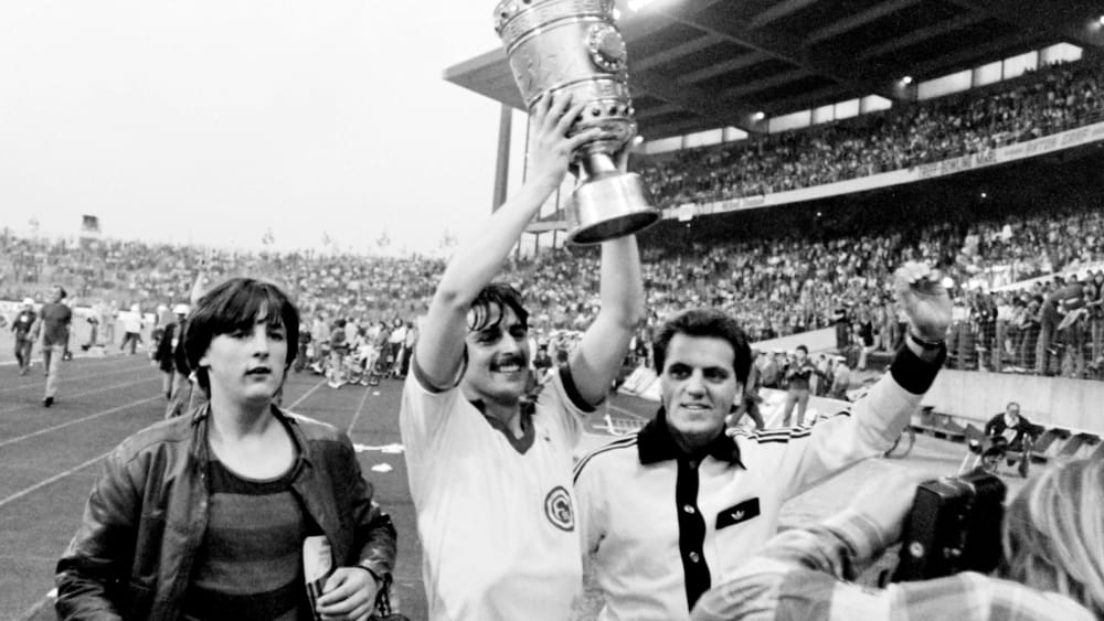Der zweite Pokaltriumph in Folge für Fortuna Düsseldorf: Klaus Allofs streckt im Juni 1980 die begehrte Trophäe in die Höhe.