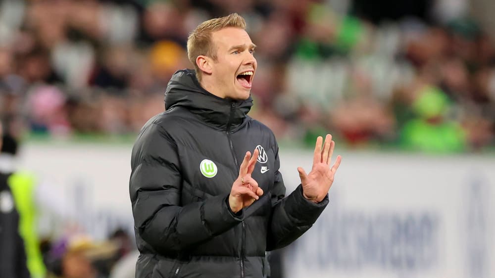 Verlor das Spitzenspiel gegen Bayern: Wolfsburgs Trainer Tommy Stroot.