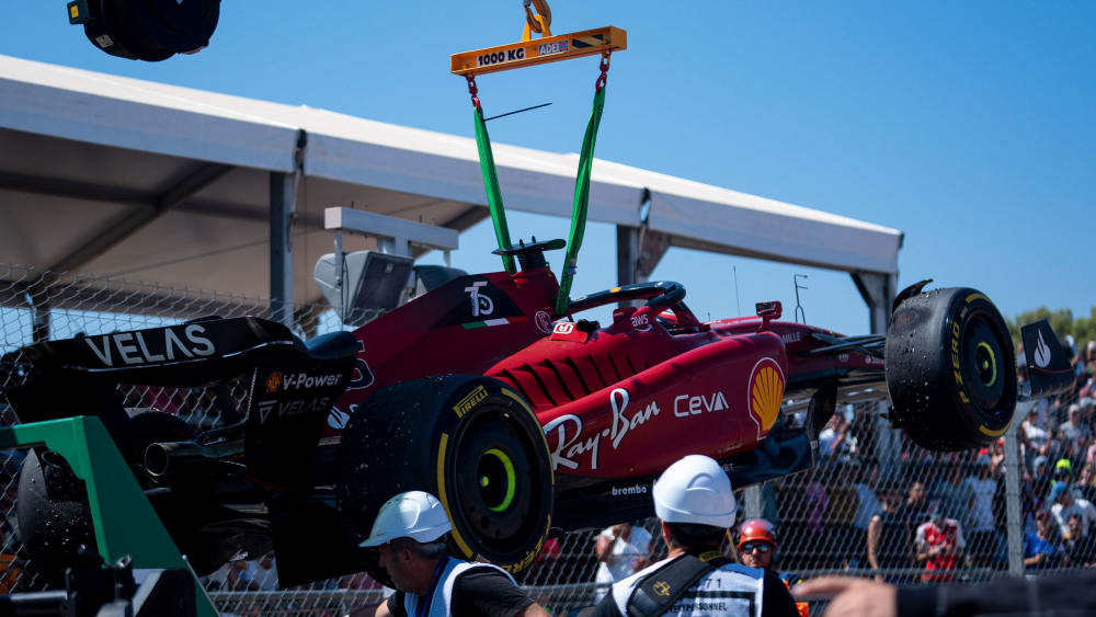 Charles Leclercs Ferrari hängt am Abschlepphaken.