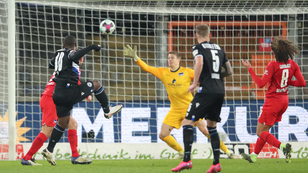 Gleich schl&#228;gt es ein: Reinhold Yabo (#10) trifft zum 1:0 gegen Hertha BSC.
