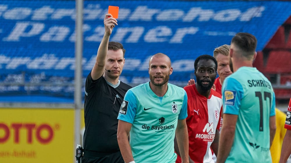 Wird den Münchner Löwen nach seinem Platzverweis gegen Halle für drei Spiele fehlen: Manfred Starke (Mitte).