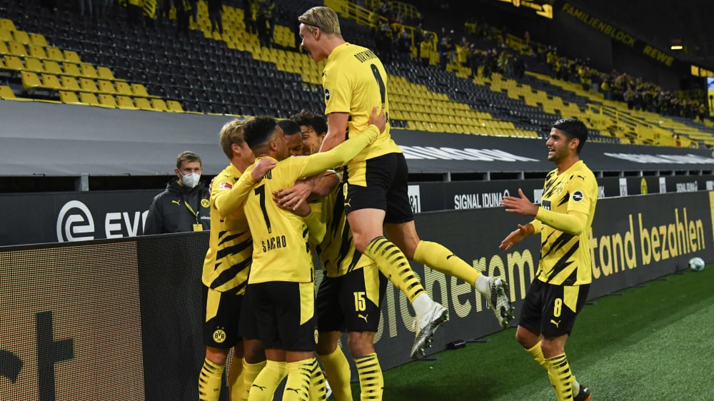 Dosen&#246;ffner: Borussia Dortmund bejubelt das 1:0 durch Manuel Akanji.