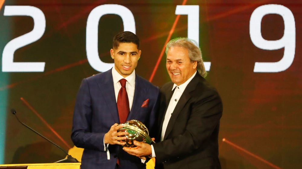 Extra angereist und den Preis f&#252;r Afrikas Nachwuchsspieler des Jahres 2019 erhalten: BVB-Profi Achraf Hakimi.