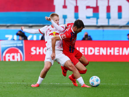 In der Voith-Arena ging es intensiv zur Sache, hier duellieren sich Leipzigs Arthur Vermeeren (li.) und Marvin Pieringer.