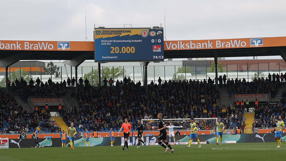 Auf der Anzeigetafel des Eintracht-Stadions werden die Ergebnisse auf den anderen Plätzen nicht angezeigt.