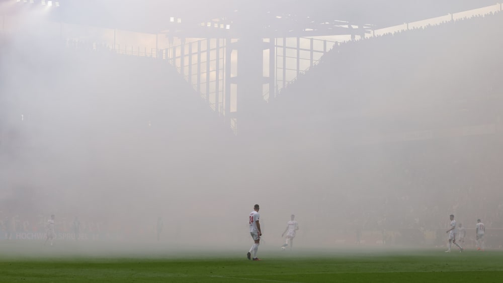 Zu Beginn vernebelte der Rauch die Sicht im Kölner Stadion.