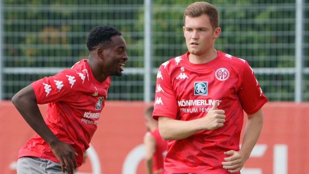 Der Mainzer Neuzugang Luca Kilian im Training mit Jean-Philippe Mateta (li.).