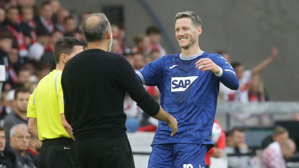 Wout Weghorst herzt seinen Coach nach seinem ersten Tor für die TSG Hoffenheim.