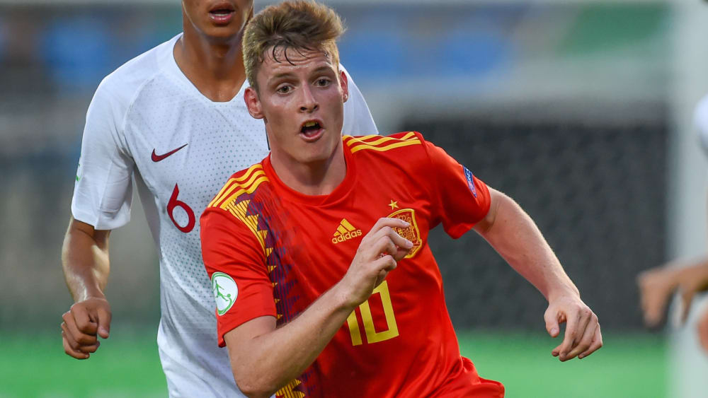 Die Spanier um Dortmunds Sergio Gomez sind bei der U-19-EM ins Halbfinale eingezogen.