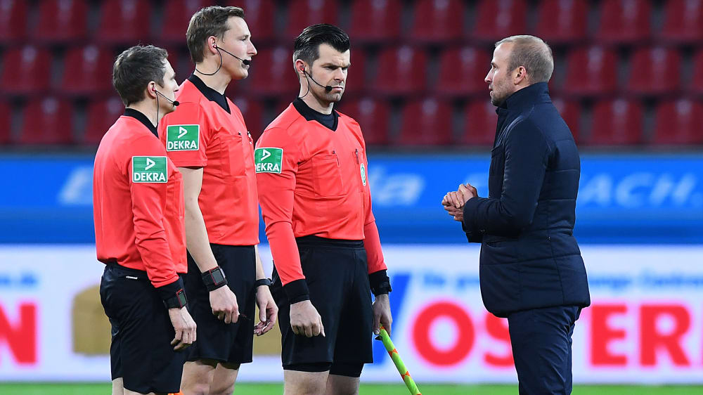 Diskussionen nach Spielende in Leverkusen: Hoffenheims Trainer Sebastian Hoene&#223; und das Schiedsrichtergespann um Martin Petersen.