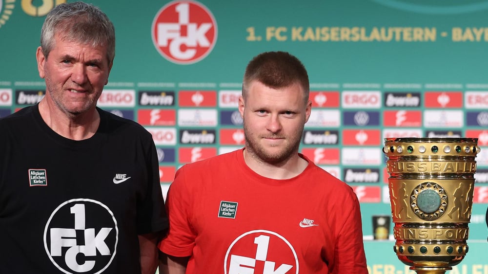 FCK-Trainer Friedhelm Funkel, Kapitän Jean Zimmer - und der DFB-Pokal (v.l.n.r.).