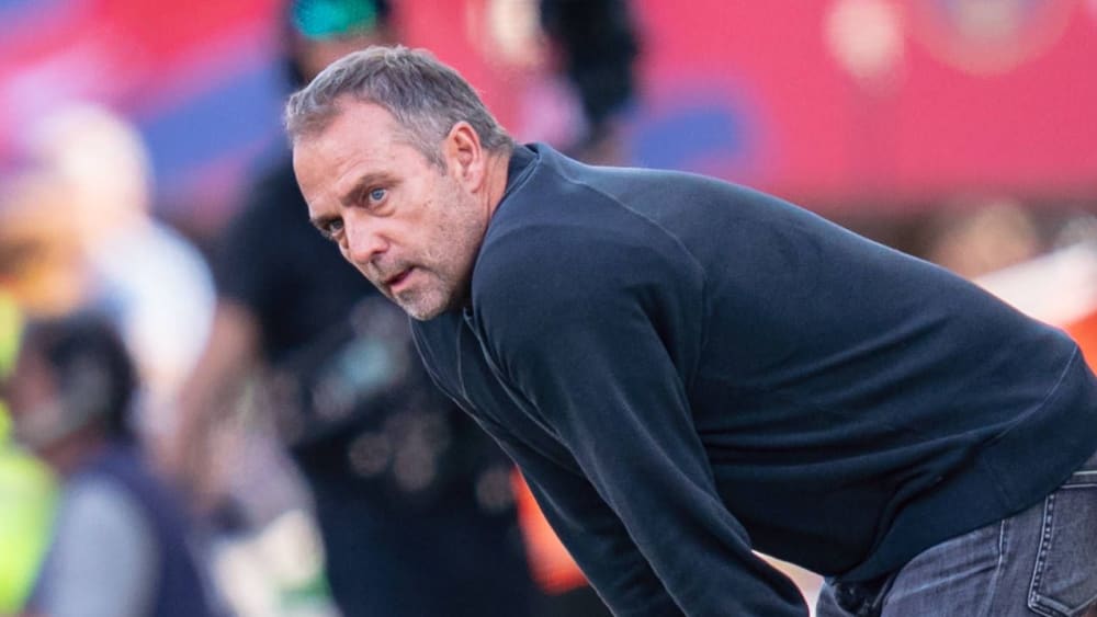 Trotz der möglichen Meisterschaft auf dem Sofa will sich Barcelona-Trainer Hansi Flick nur auf das anstehende Derby konzentrieren.