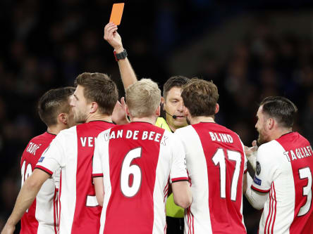 Auf einmal in doppelter Unterzahl: Schiedsrichter Gianluca Rocchi schickte binnen Sekunden gleich zwei Ajax-Profis vom Feld.