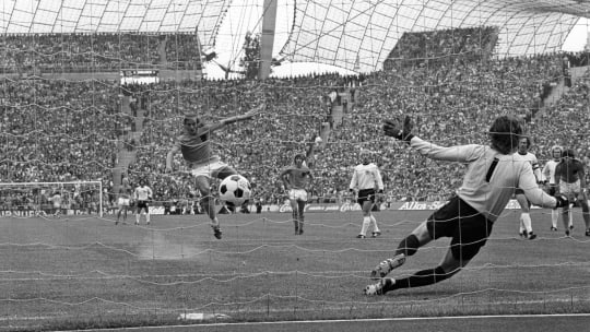 Nur 90 Sekunden gespielt: Johan Neeskens (Mitte) trifft im WM-Finale 1974 im Münchner Olympiastadion zum 1:0.