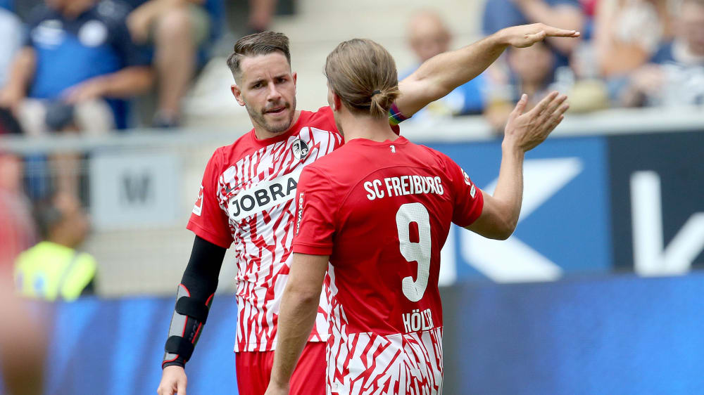 Christian Günter freut sich mit Lucas Höler über das Freiburger 1:0.