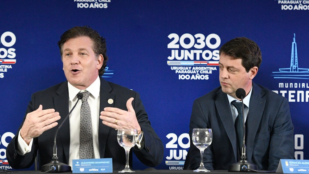 CONMEBOL-Präsident Alejandro Dominguez und Uruguays Verbandschef Ignacio Alonso.