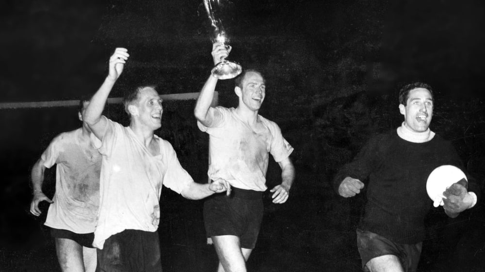 Dortmunder Jubel nach dem Triumph im Europapokal der Pokalsieger gegen den FC Liverpool.