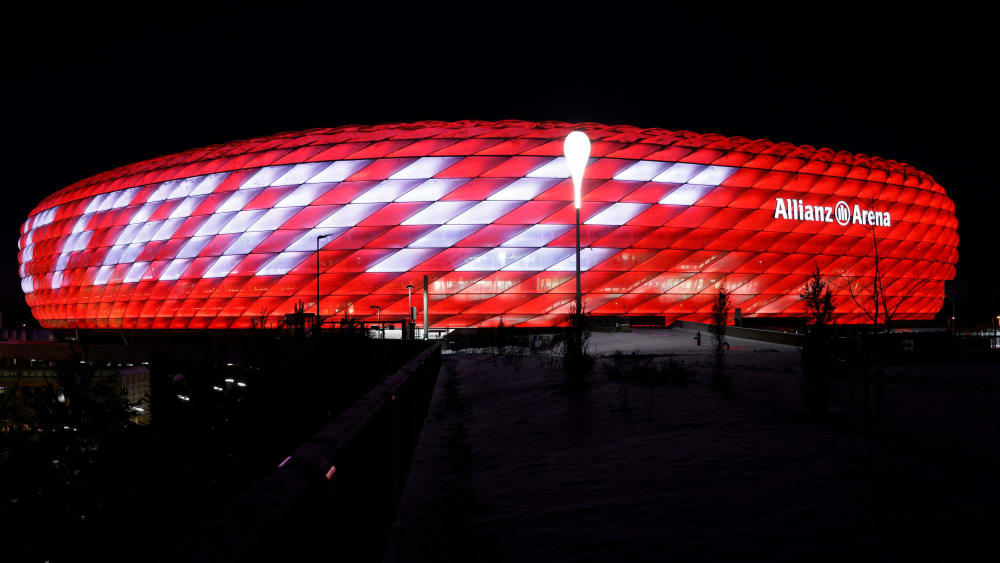 "Danke, Franz" In Gedenken an Franz Beckenbauer erstrahlt die Allianz-Arena mit einem besonderen Schriftzug.