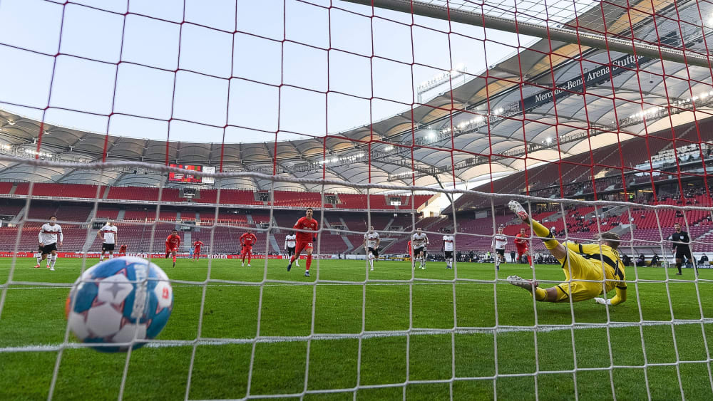 Spezialdisziplin: André Silva verwandelte gegen Florian Müller zum elften Mal in der Bundesliga vom Punkt. 