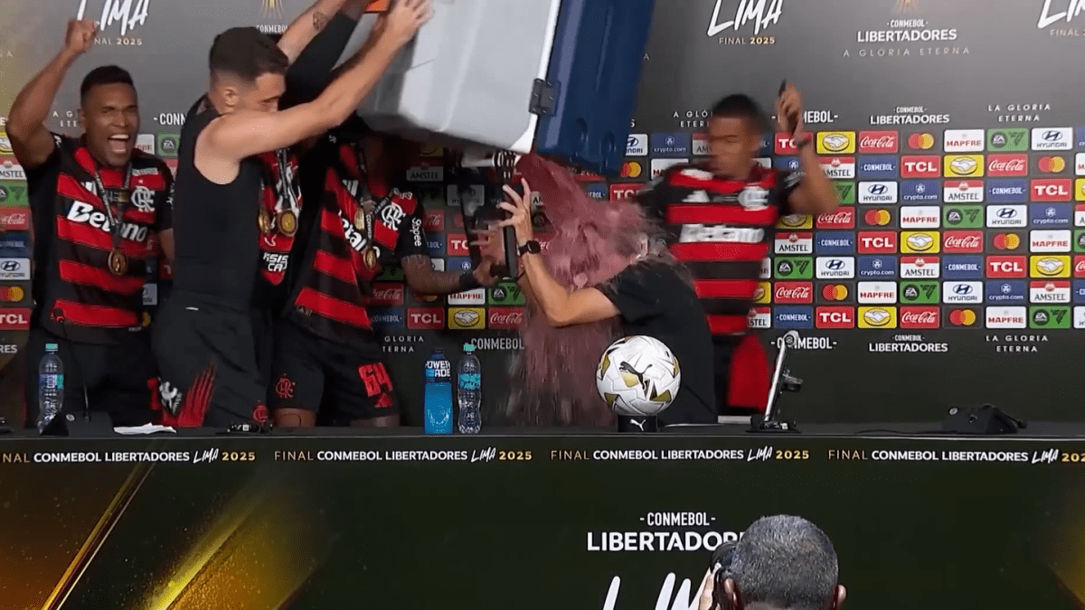 Dusche-aus-der-K-hlbox-Flamengo-Spieler-st-rmen-Pressekonferenz