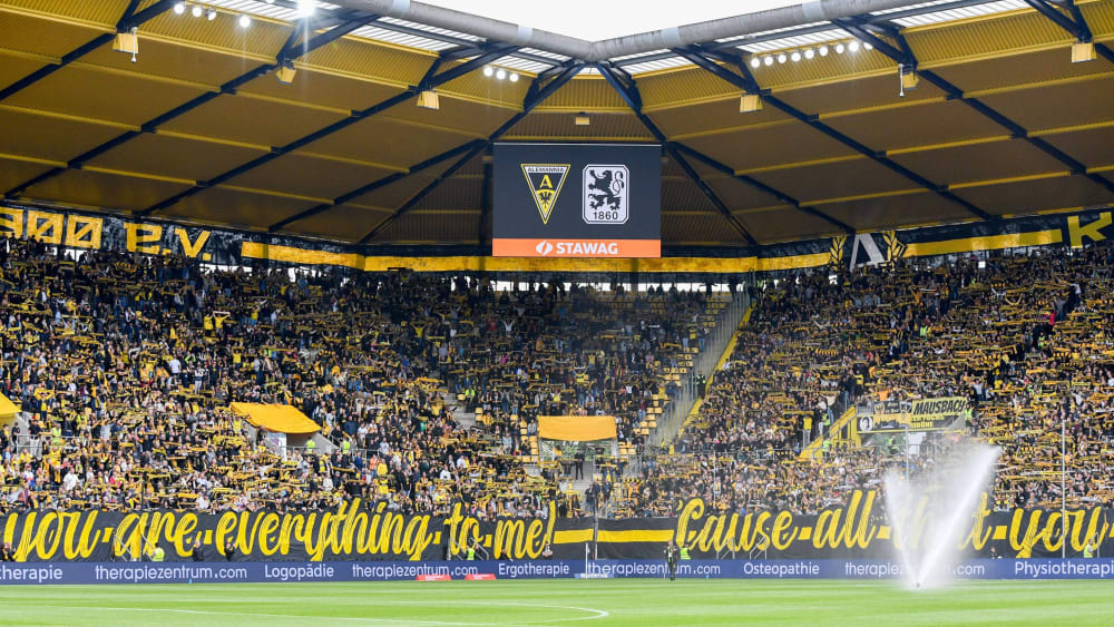 Vor der Partie fielen die Fans noch mit einer Choreo positiv auf.