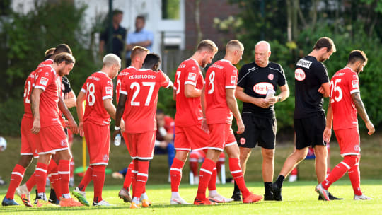 Nach dem Test in Quarantäne: Fortuna Düsseldorf um Trainer Uwe Rösler.