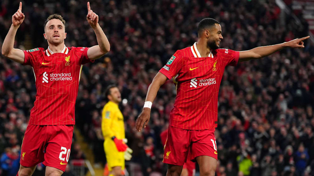 Diogo Jota e Cody Gakpo, do Liverpool (da esquerda), marcaram dois gols contra o West Ham.