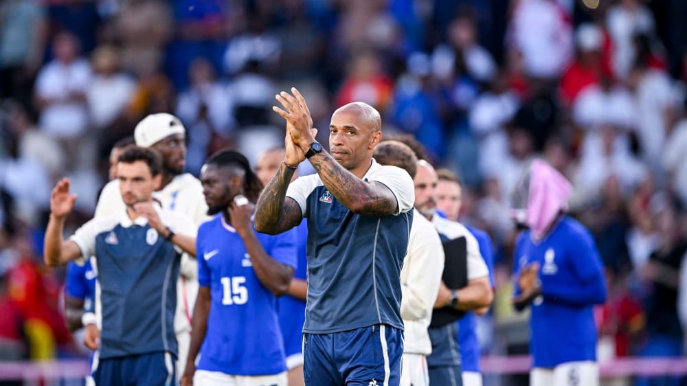 Thierry Henry applaudiert mit seiner Mannschaft