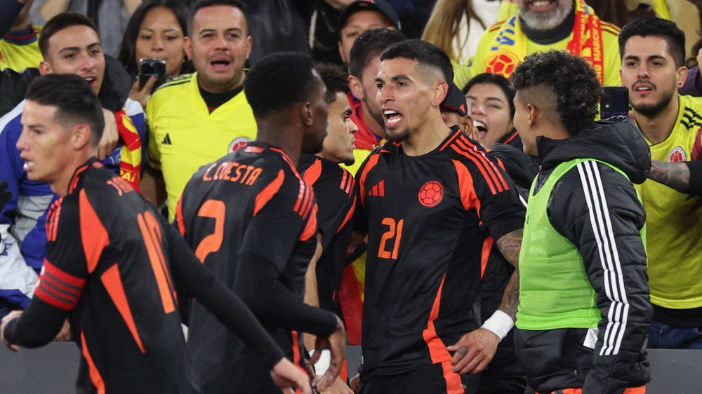 Matchwinner: Kolumbiens Daniel Munoz (Nummer 21) jubelt nach seinem Traumtor gegen Spanien mit den Kollegen.