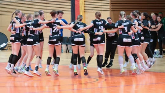 Der Handewitter SV feiert den Einzug ins Finale der Deutschen Meisterschaft der weiblichen B-Jugend.